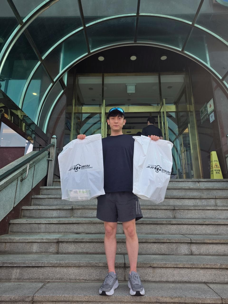 선수 등록 후 배번 물품을 받아든 모습